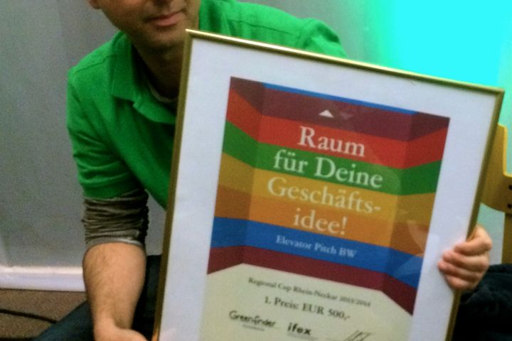 Jochen (Entwicklung) mit der Urkunde