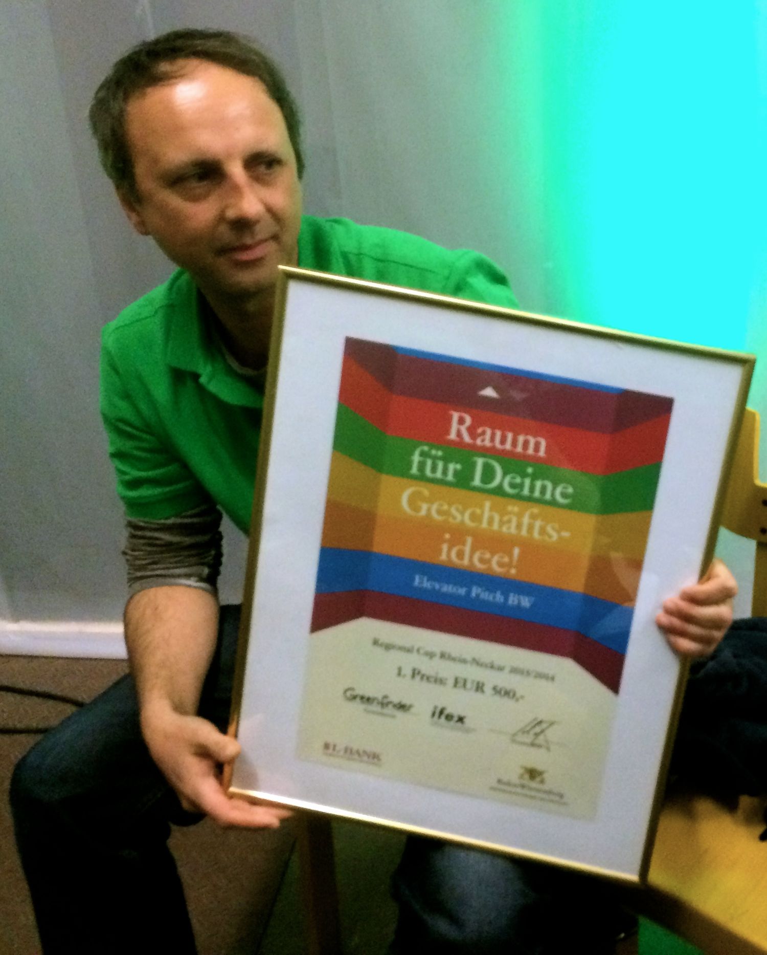 Jochen (Entwicklung) mit der Urkunde